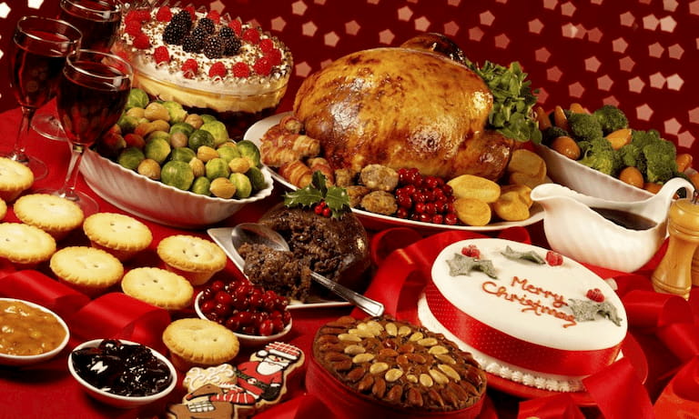 Chuẩn bị bàn tiệc giáng sinh với những món ăn quen thuộc như soup, bò bít tết nướng, gà quay…