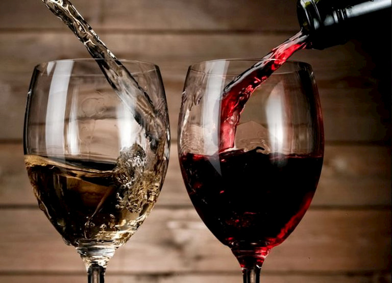Rượu vang là đồ uống thích hợp nhất cho bữa tiệc